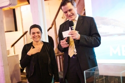 Die glückliche Gewinnerin durfte den Wellness-Gutschein mit nach Hause nehmen. V.l.n.r. Mag. Alexandra Rupprecht, MA, Lehrerin an der HAK/HAS 13, Dr. Lukas Birsak, Geschäftsführer Hölzel Verlag GmbH.