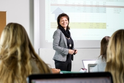 Birgit Raab-Pfisterer unterrichtet seit zwanzig Jahren kaufmännische Gegenstände. Lernplattformen, iPads, Apps oder Smartphones setzt sie konsequent in der Klasse ein. „Das Lernen darf ja auch Spaß und Freude machen, und diese Tools ermöglichen das“, sagt sie.