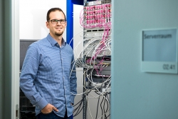 IT-Kustos Christian Schalling sorgt für funktionierende Technik.