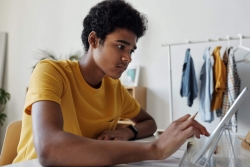 Schueler_online_lernen_tablet_pexels_Julia_Cameron