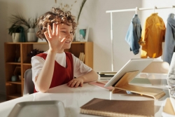 Schueler_lachend_online_lernen_tablet_pexels_Julia_Cameron
