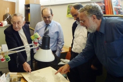 MEHR_wasjetzt_ Moshe Brawer bei der Arbeit im Hölzel Verlag @E. Knabl, Pottendorf