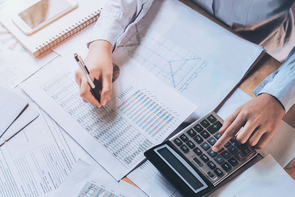 businessman using calculator for calculate budget. concept finance and accounting Hölzel Verlag - Wissenplus - Unternehmensrechnung - Rechnungswesen