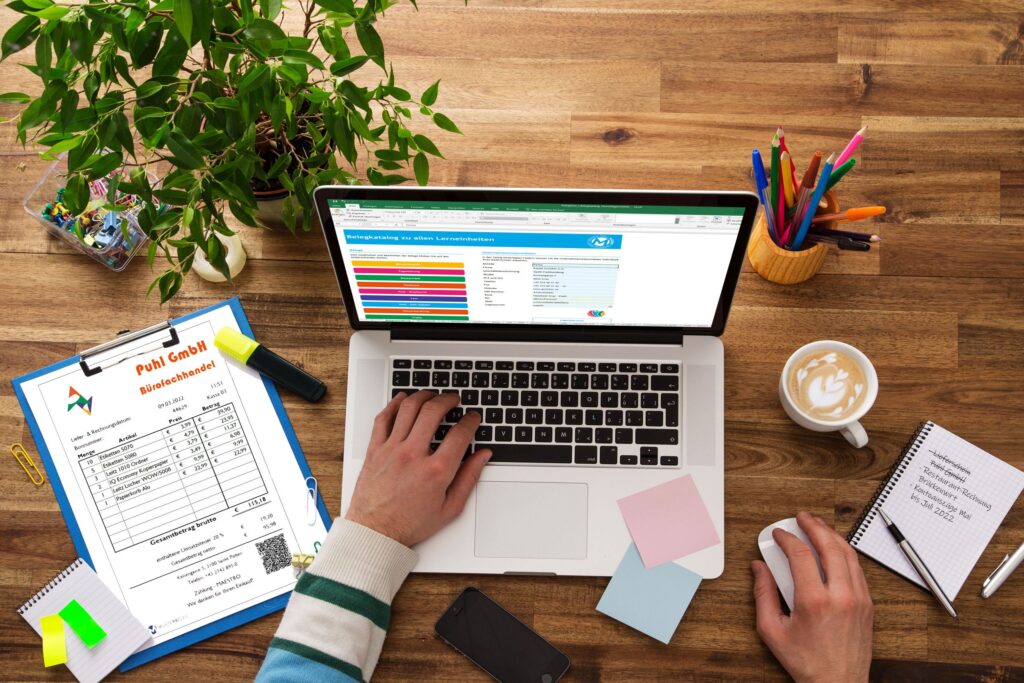 Hölzel Verlag | Belegkiste 2022 für Rechnungswesen und Unternehmensrechnung | Foto: shutterstock.com Hölzel Verlag - Belegkiste 2022 für Rechnungswesen und Unternehmensrechnung