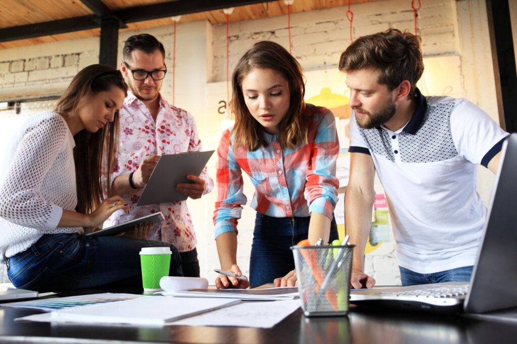 Startup Diversity Teamwork Brainstorming Meeting Concept.Business Team Coworkers Sharing World Economy Report Document Laptop.People Working Planning Start Up.Group Young Hipsters Discussing Cafe Hölzel Verlag - COOL-Aufträge - OMAI - Teamwork